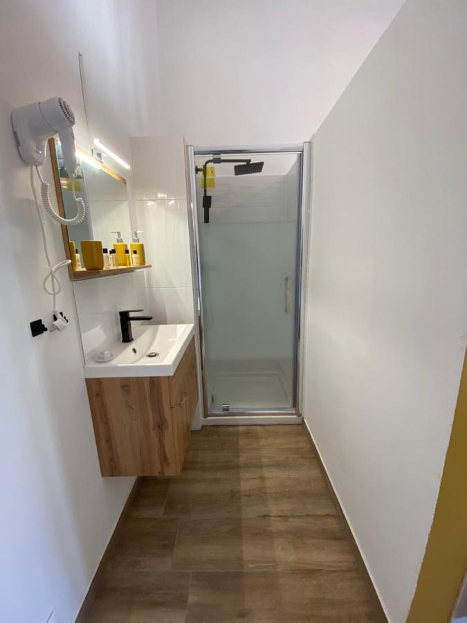 Capstay Lille Private Shower & Netflix