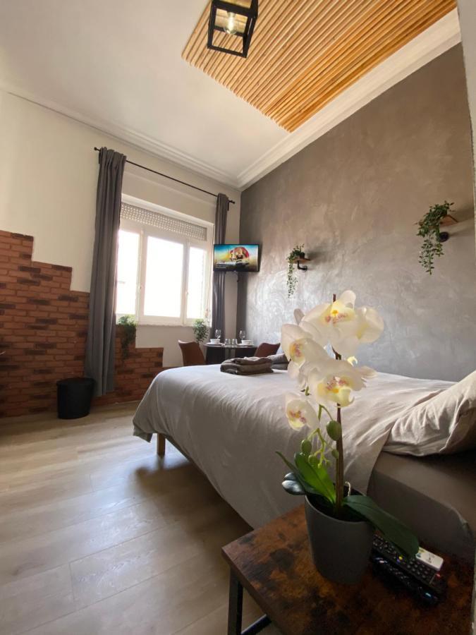 Capstay Lille Private Shower & Netflix *